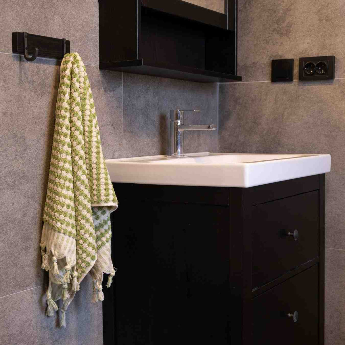 Pom Pom Hand Towel