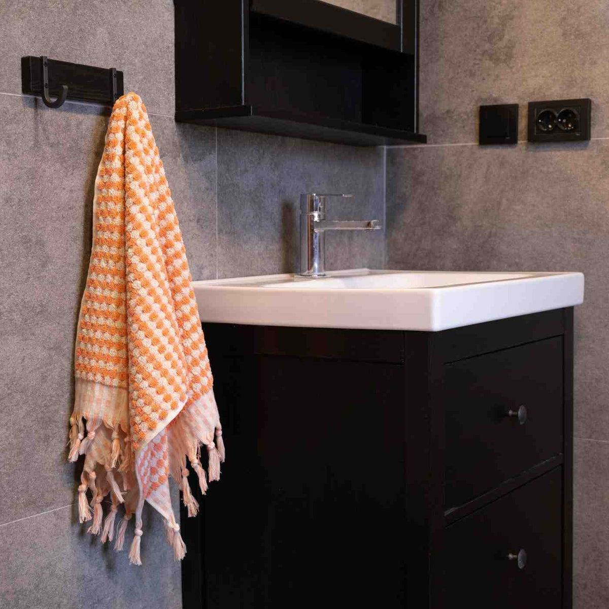Pom Pom Hand Towel
